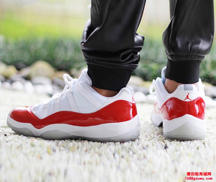 Air Jordan 11 Low Varsity Red 情